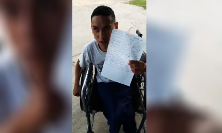 Video: Joven en silla de ruedas sale a juntar firmas para que la Comuna le arregle la calle