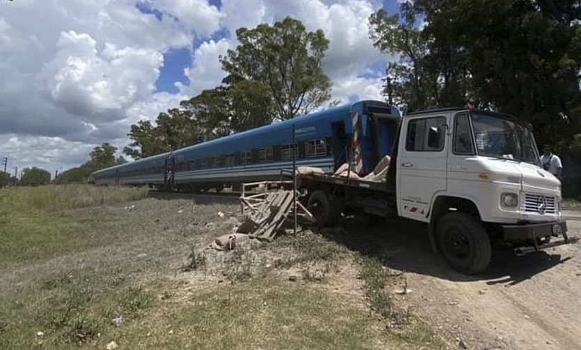 Cruce peligroso: tren del Mitre colisionó contra un camión