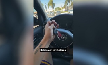 Un video muestra cómo roban los autos con inhibidores en estacionamientos de shoppings