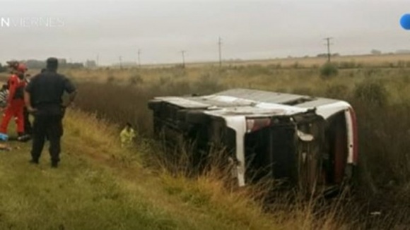 Un micro que había salido de Pilar volcó en la Ruta 2: Hay heridos