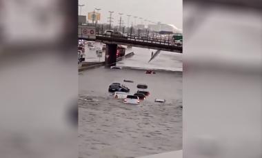 Autos quedaron bajo el agua en la Panamericana tras el fuerte temporal