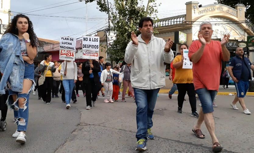 Ruidazo en Pilar: Unas 150 personas marcharon en contra de los tarifazos