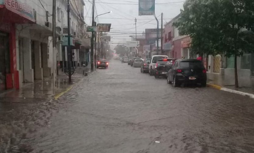 Por la tormenta, varias calles de Pilar se anegaron