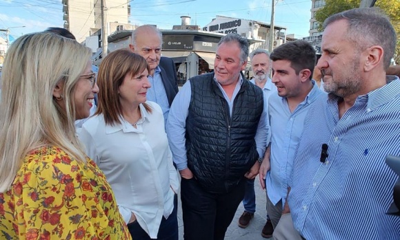 Patricia Bullrich recorrió el centro de Pilar con los precandidatos de su espacio