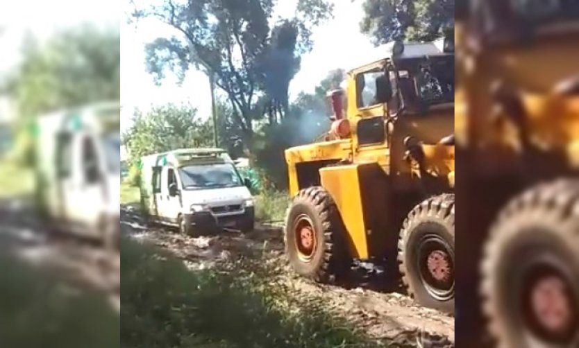 Videos: Por el mal estado de una calle, ambulancia y bomberos tuvieron que ser remolcados
