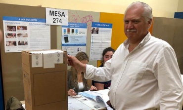 Jorge Simmermacher, del Frente Nos, el primer candidato en emitir su voto
