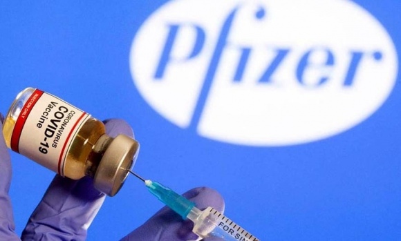 Eficacia de tercera dosis de vacunas de Pfizer y Moderna disminuye al cuarto mes