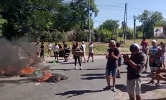 Protesta de vecinos desalojados del barrio Río Luján