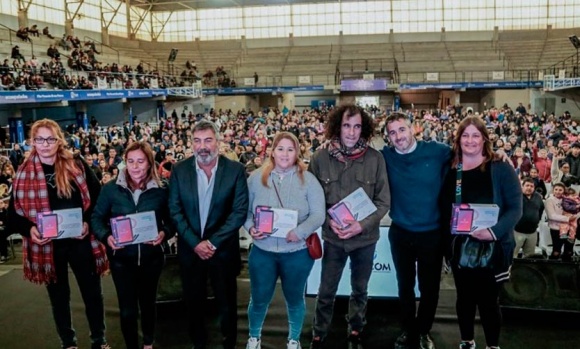 El Municipio y ENACOM entregaron unas 5 mil tablets para jóvenes pilarenses