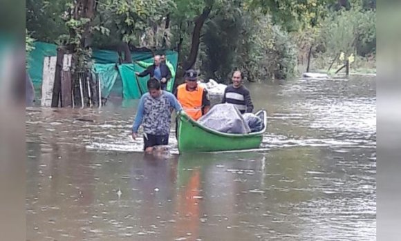 Por las tormentas, desbordó el Río Luján y hay varios evacuados