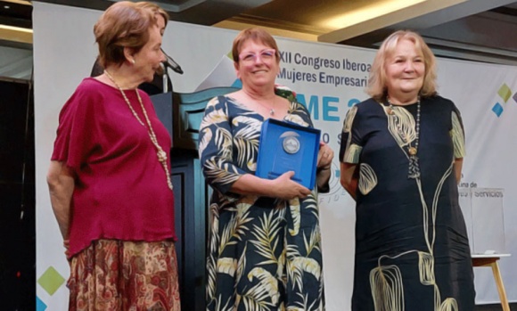 Pilarense recibe el Premio a la Empresaria del Año en Congreso Iberoamericano