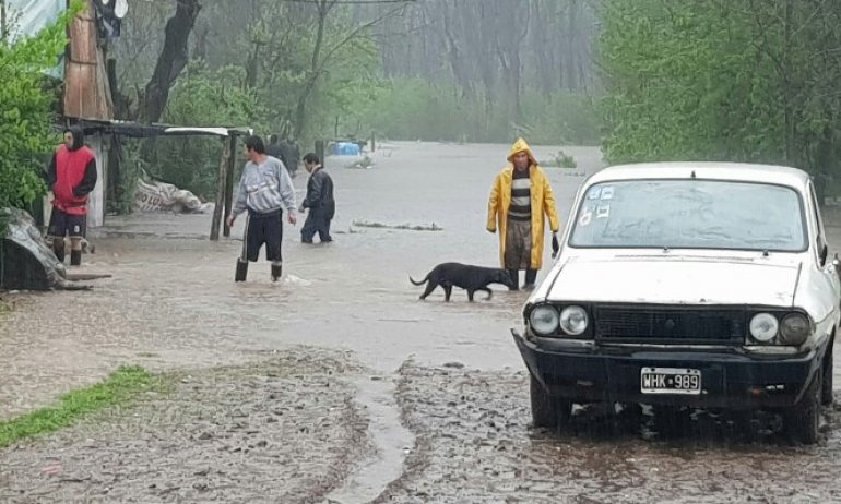 Por las fuertes lluvias, creció el Río Luján y hay varios evacuados