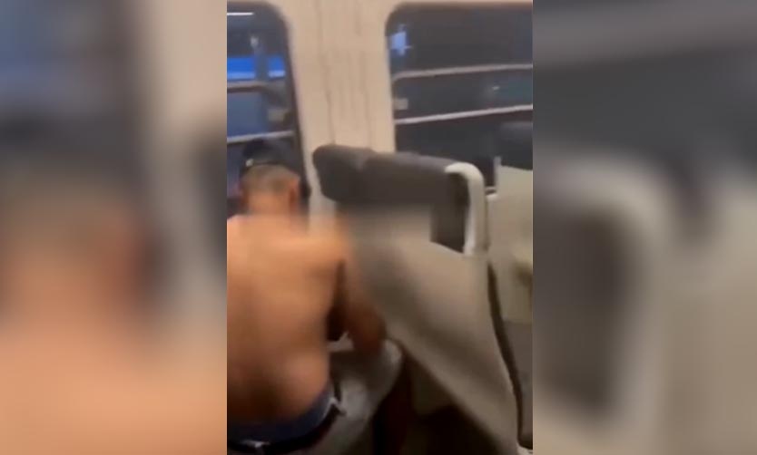 Acusan a pasajeros de orinar en un tren y policías los obligan a limpiar con sus ropas