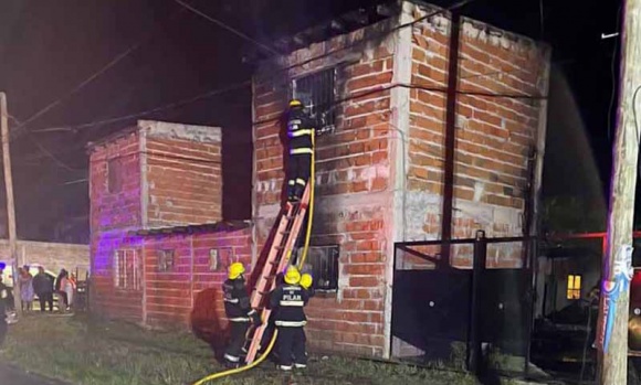 Voraz incendio afectó a cuatro viviendas en Villa Rosa