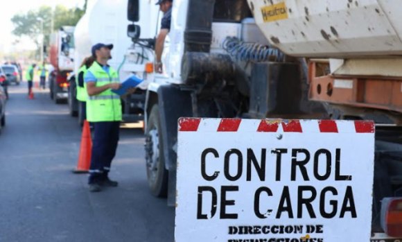 Por evadir un control, un camionero atropelló a un agente del área de Transporte municipal