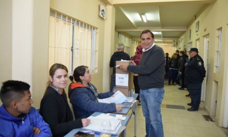 José Molina votó en Derqui y dijo que "el robo de boletas es parte del folklore"