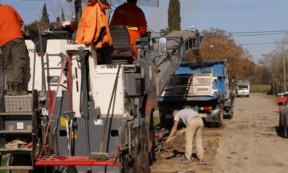 Asfaltan calles por las que circulan colectivos en un barrio de Pilar