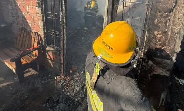 Incendio en Manuel Alberti deja una vivienda completamente destruida