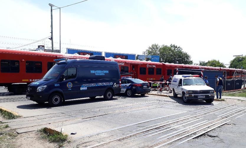 Conductor de una camioneta murió al ser arrollado por el tren