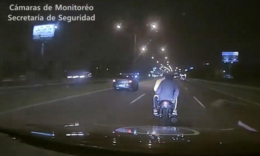 VIDEO: Así fue la persecución en la que la policía detuvo a un hombre que circulaba en una moto robada