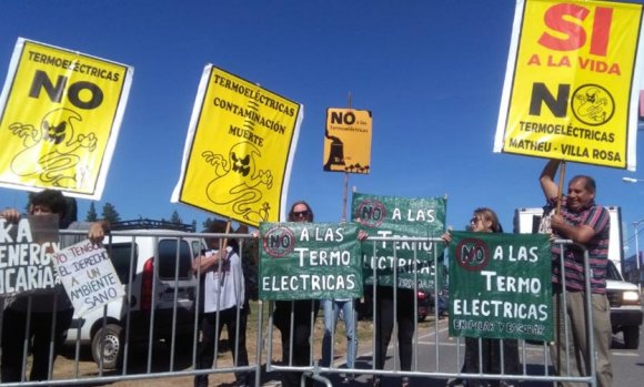 Vecinos en contra de las termoeléctricas mostraron su rechazo al Presidente Macri