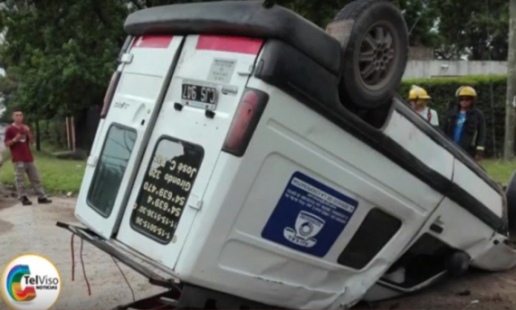 Por esquivar baches hubo dos accidentes en una calle de alto tránsito de Del Viso