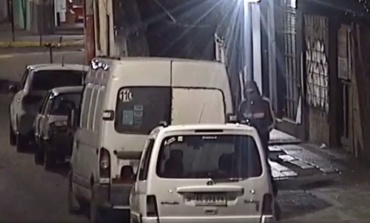 Video - Las cámaras registraron cuando un ladrón sustrajo la batería de un camión