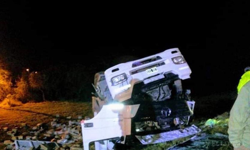 Camionero pilarense murió tras un impactante vuelco en Corrientes