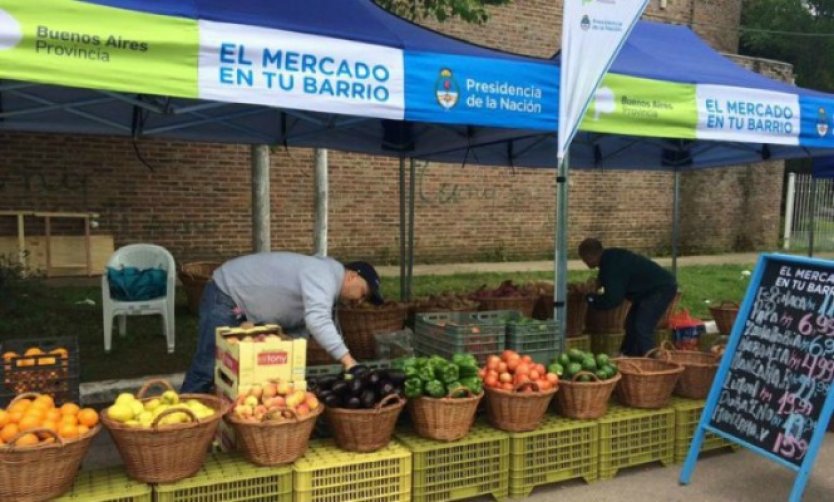 La feria "El Mercado en tu Barrio” sigue recorriendo las localidades
