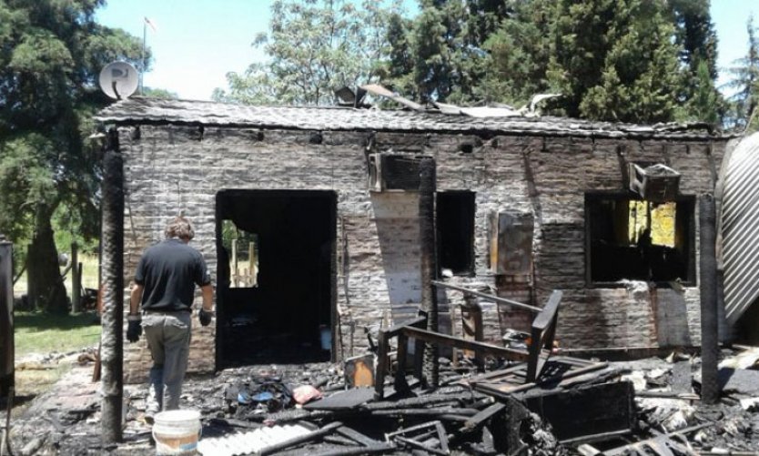 Organizan una rifa para ayudar a una familia que perdió todo en un incendio