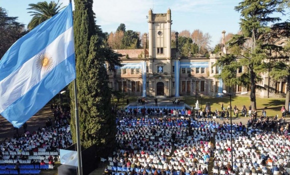Multitudinaria promesa a la bandera de alumnos pilarenses en el Pellegrini