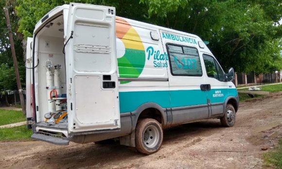 Por el mal estado de una calle, vecinos tuvieron que llevar a un paciente hasta la ambulancia