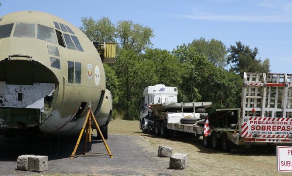 La cola del avión Hércules ya está en el Cenotafio que recuerda a los héroes de Malvinas