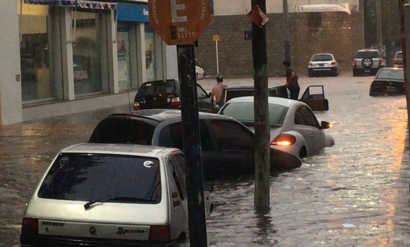 Video - Por la tormenta, varios autos fueron cubiertos por el agua en el centro de Pilar