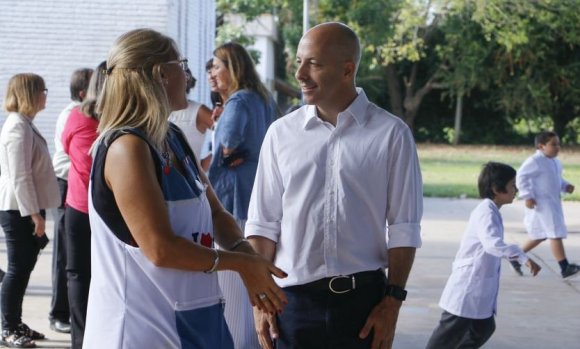 Ducoté defendió la gestión en educación y cruzó a los gremios