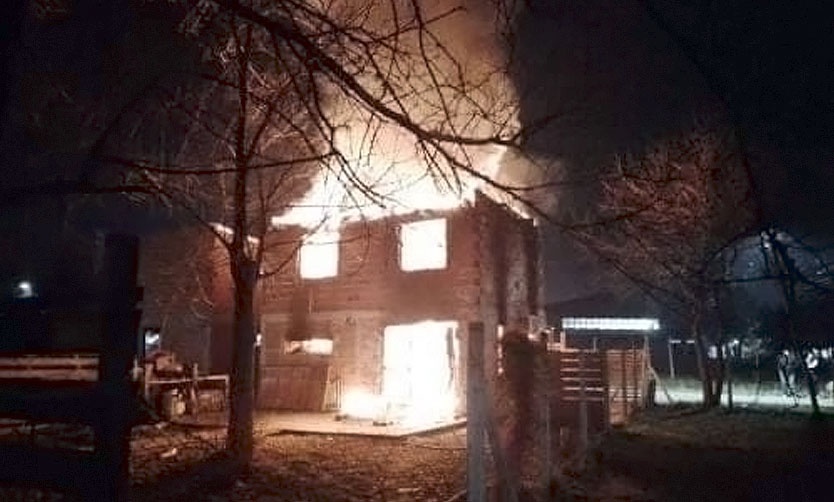 Madre e hija saltan por la ventana para escapar de un feroz incendio