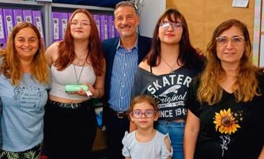 Gemelas pilarenses reciben nuevos lentes tras una acción solidaria conjunta