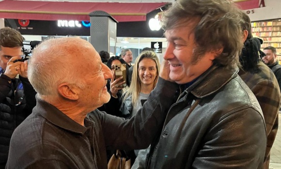 Javier Milei recorrió un centro comercial de Pilar junto a los candidatos locales