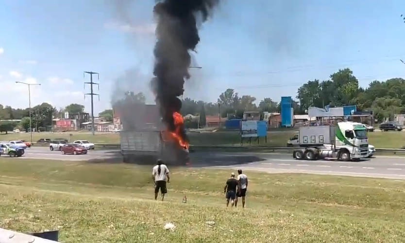 Se incendió un camión en la Panamericana