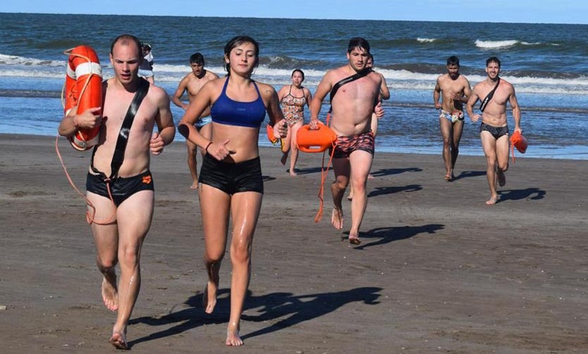 Escuela Municipal de Guardavidas: la promoción 2024 tuvo su primera práctica en el mar