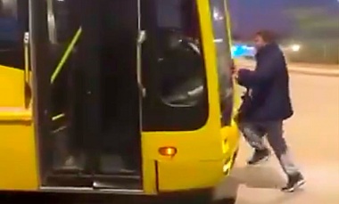 VIDEO: Colectivero casi embiste a pasajero que le reclamó subir a la unidad