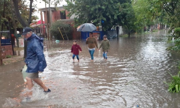 Por la intensa lluvia hubo complicaciones por calles anegadas en varias zonas de Pilar