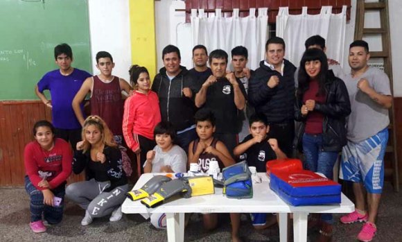 Entrega de elementos deportivos para una Academia de Kick Boxing