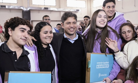 Axel Kicillof: "Con estas computadoras estamos brindando más igualdad de oportunidades"