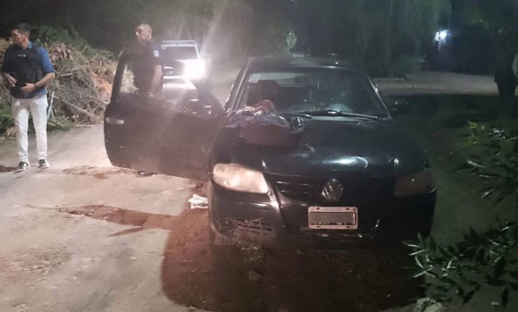 Delincuentes armados le robaron el auto a una mujer: hay un detenido
