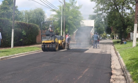 Realizan tareas de bacheo en las calles del centro de Pilar