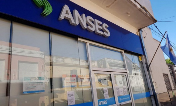 Habilitan las oficinas de Anses para anotarse de forma presencial en el Refuerzo de 45.000 pesos