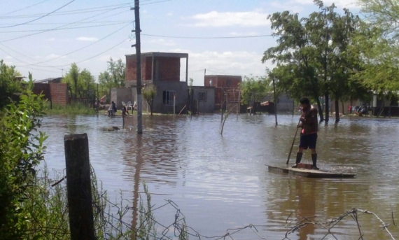 Inundaciones: Vecinos aseguran que tienen el agua dentro de sus casas y el Municipio no los ayuda