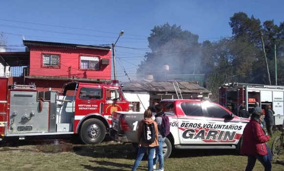 Piden ayuda para una mujer que sufrió el incendio de un departamento que alquilaba