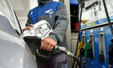 El impuesto a los combustibles se ajustará por inflación y se vienen nuevos aumentos de las naftas